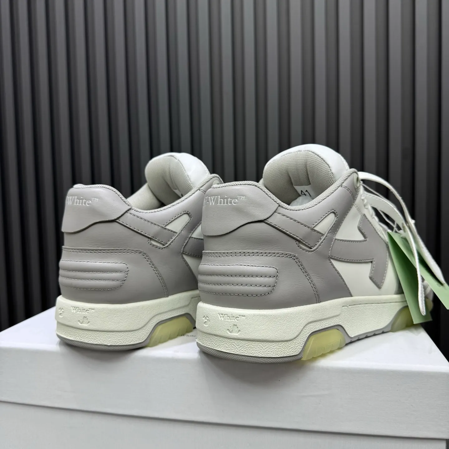 【off- white】P: 620💰Couple model👫, Size: 35-44 (Customized for men 38.45.46) High-quality version👊 "Out of office" series original molding, original lasting, production process 1:1 Original ➰OFF GRAY WHITE OW ➰ First-layer cowhide Imported skin-friendly and environmentally friendly polyester mesh Original molding high elastic and environmentally friendly molding pad Made with the original lasting process. The original molded rubber outsole (never yellows and deforms) has a super correct shape, bright color and strong three-dimensional effect👍. Packaging💯Full set of packaging synchronized with the official website (branded paper, certificate of quality, branded cloth bag)